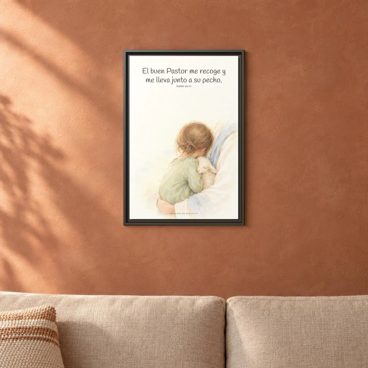 El buen Pastor me lleva junto a su corazón — Lienzo Cristiano Enmarcado | Isaías 40:11 — 16×24 pulgadas, marco espresso, vista frontal ambiental, escala física calibrada