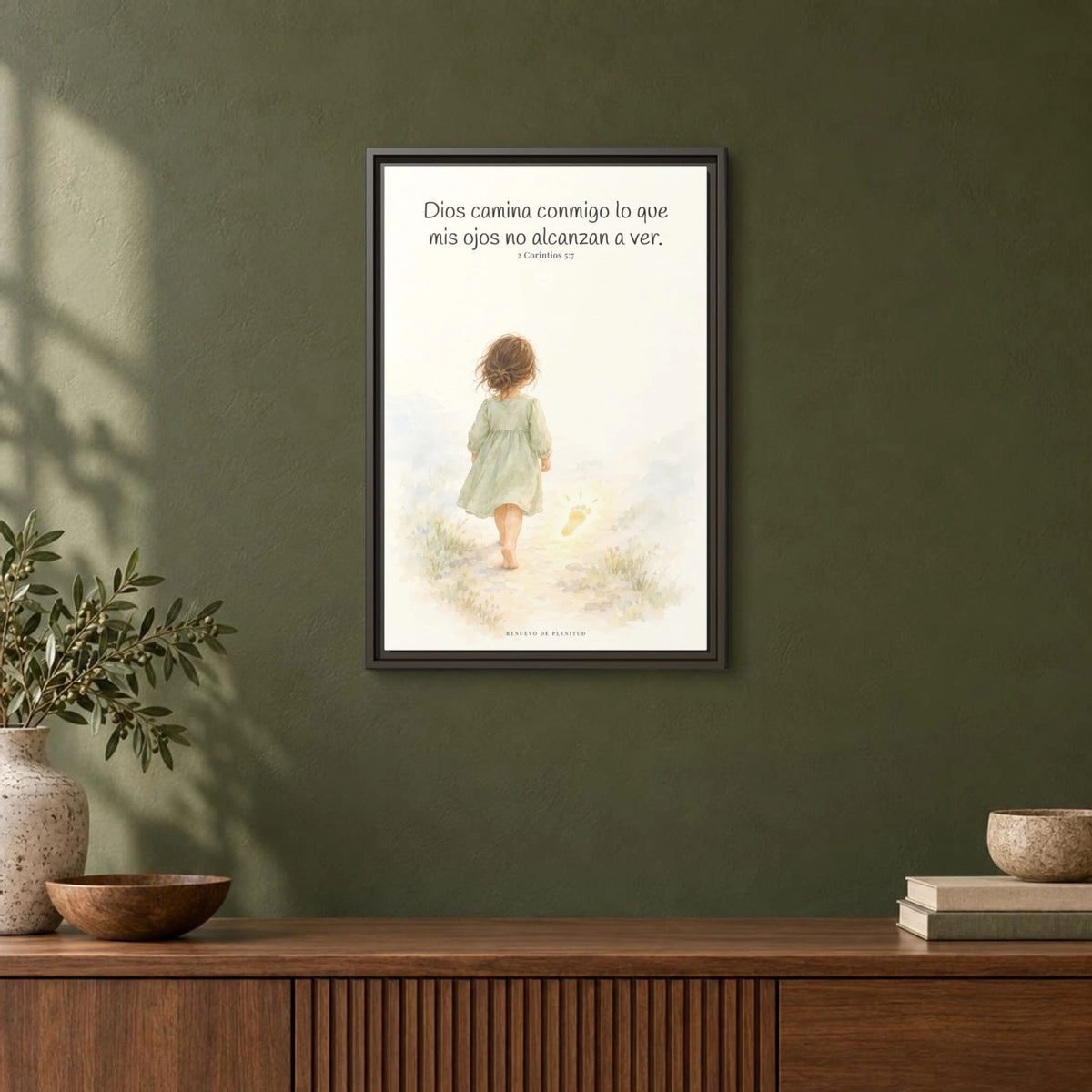 Dios camina conmigo lo que no puedo ver | Lienzo bíblico para el hogar | 2 Corintios 5:7 — 16×24 pulgadas, marco espresso, vista frontal ambiental, escala física calibrada