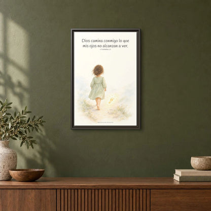 Dios camina conmigo lo que no puedo ver | Lienzo bíblico para el hogar | 2 Corintios 5:7 — 16×24 pulgadas, marco espresso, vista frontal ambiental, escala física calibrada