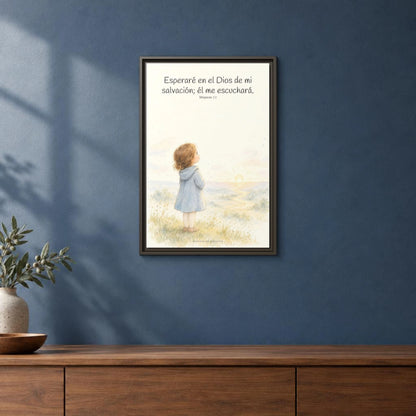 Esperaré en el Dios de mi salvación — Lienzo Cristiano Enmarcado | Miqueas 7:7 — 16×24 pulgadas, marco espresso, vista frontal ambiental, escala física calibrada