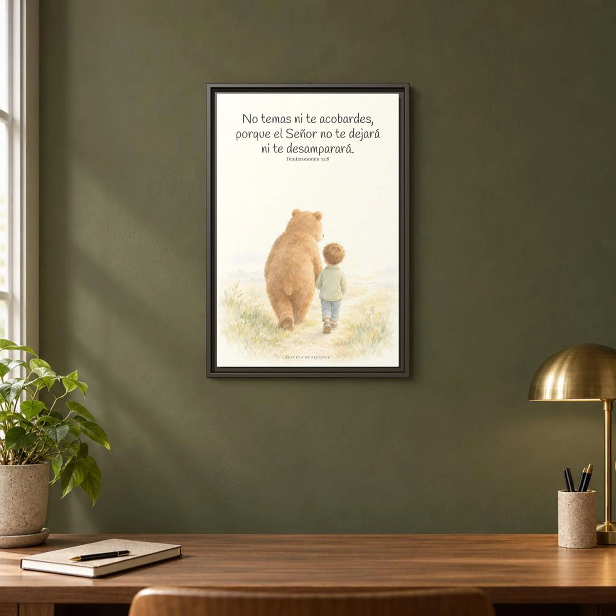 El Señor no te dejará solo — Lienzo Cristiano Enmarcado | Deuteronomio 31:8 — 16×24 pulgadas, marco espresso, vista frontal ambiental, escala física calibrada