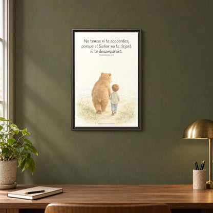 El Señor no te dejará solo — Lienzo Cristiano Enmarcado | Deuteronomio 31:8 — 16×24 pulgadas, marco espresso, vista frontal ambiental, escala física calibrada