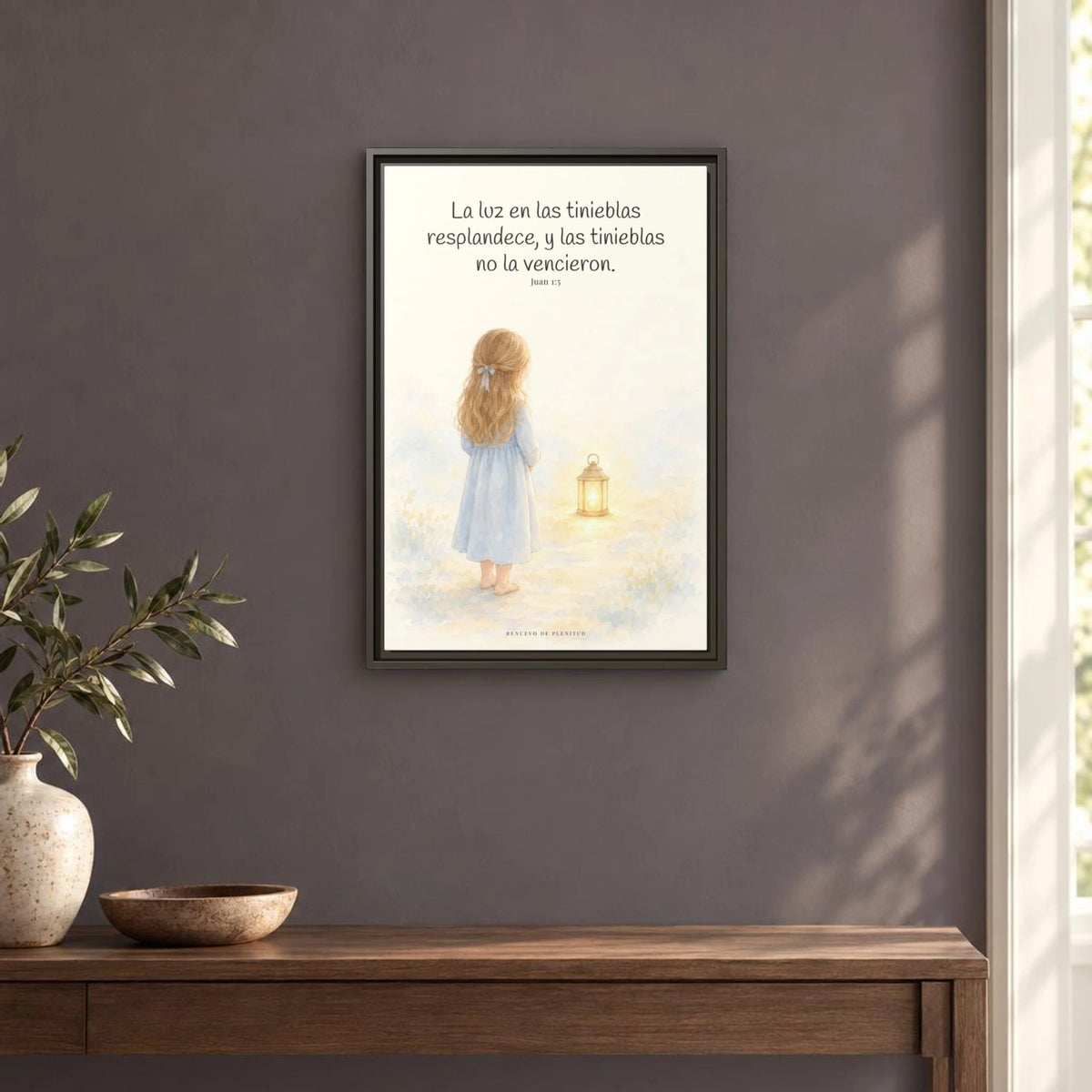 La luz de Dios brilla en mis tinieblas — Lienzo Cristiano Enmarcado | Juan 1:5 — 16×24 pulgadas, marco espresso, vista frontal ambiental, escala física calibrada