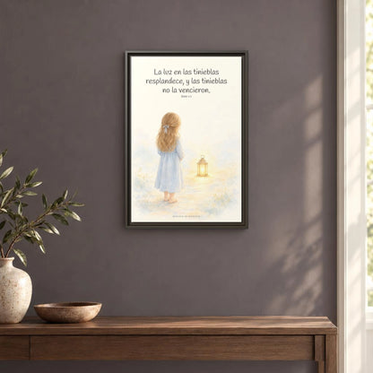 La luz de Dios brilla en mis tinieblas — Lienzo Cristiano Enmarcado | Juan 1:5 — 16×24 pulgadas, marco espresso, vista frontal ambiental, escala física calibrada