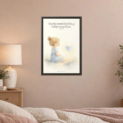 Soy hijo amado de Dios — Lienzo Cristiano Enmarcado | Efesios 5:1 — 16×24 pulgadas, marco espresso, vista frontal ambiental, escala física calibrada