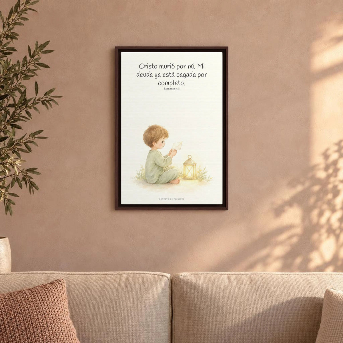 Cristo pagó lo que yo no podía pagar | Cuadro de fe enmarcado | Romanos 5:8 — 16×24 pulgadas, marco espresso, vista frontal ambiental, escala física calibrada