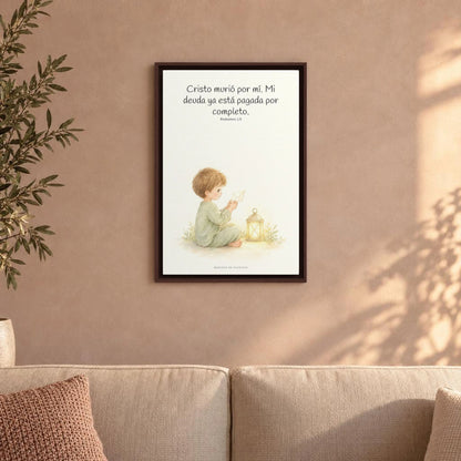 Cristo pagó lo que yo no podía pagar | Cuadro de fe enmarcado | Romanos 5:8 — 16×24 pulgadas, marco espresso, vista frontal ambiental, escala física calibrada
