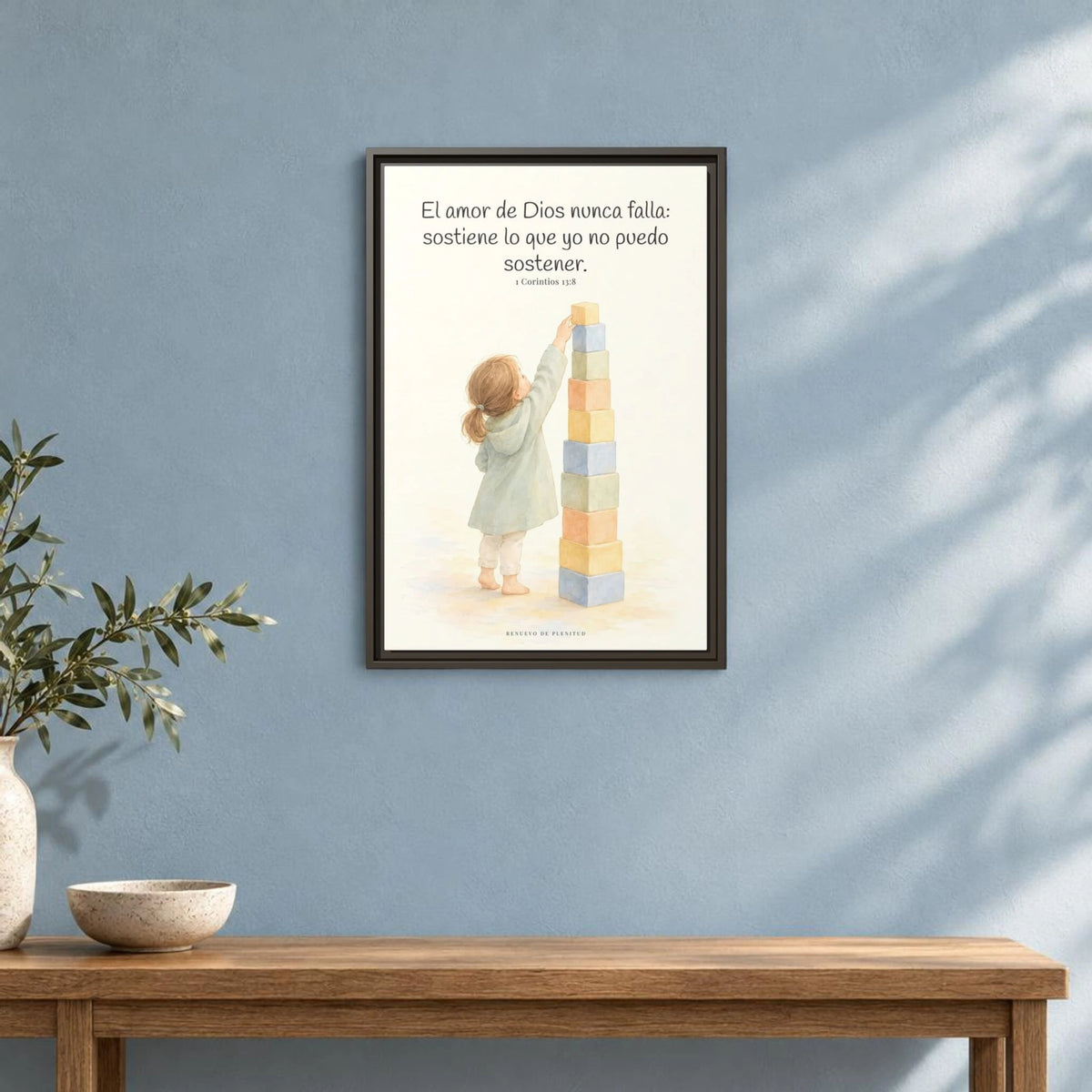 El amor de Dios nunca falla — Lienzo Cristiano Enmarcado | 1 Corintios 13:8 — 16×24 pulgadas, marco espresso, vista frontal ambiental, escala física calibrada