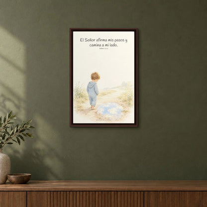 Dios camina a mi lado | Lienzo cristiano decorativo | Salmo 37:23 — 16×24 pulgadas, marco espresso, vista frontal ambiental, escala física calibrada