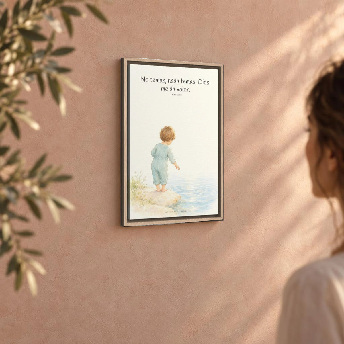 Dios me da valor cuando tiemblo | Arte bíblico para pared | Isaías 41:10 — 16×24 pulgadas, marco natural, vista angular ambiental del marco flotante, escala física calibrada