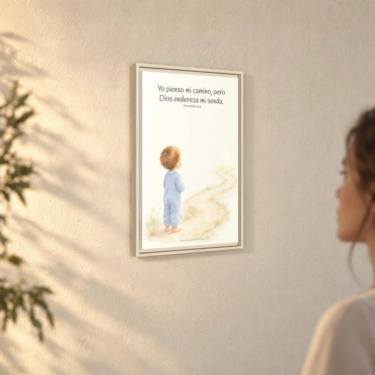 El corazón del hombre piensa, Dios endereza — Lienzo Cristiano Enmarcado | Proverbios 16:9 — 16×24 pulgadas, marco natural, vista angular ambiental del marco flotante, escala física calibrada