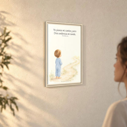 El corazón del hombre piensa, Dios endereza — Lienzo Cristiano Enmarcado | Proverbios 16:9 — 16×24 pulgadas, marco natural, vista angular ambiental del marco flotante, escala física calibrada