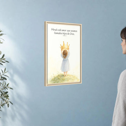 Soy hija amada de Dios — Lienzo Cristiano Enmarcado | 1 Juan 3:1 — 16×24 pulgadas, marco natural, vista angular ambiental del marco flotante, escala física calibrada