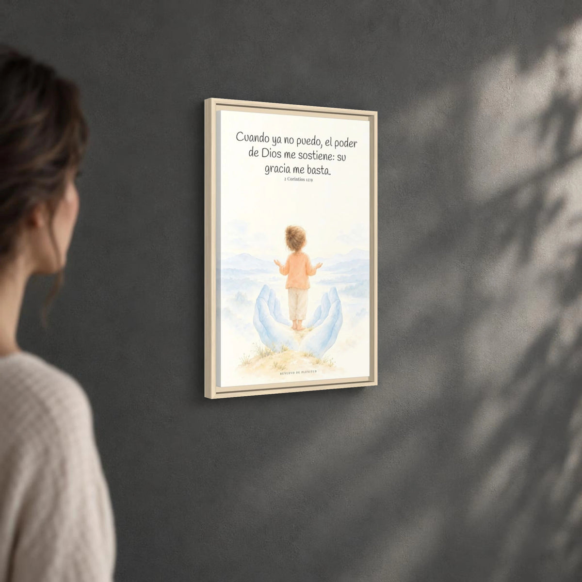El poder de Dios se perfecciona en mi debilidad — Lienzo Cristiano Enmarcado | 2 Corintios 12:9 — 16×24 pulgadas, marco natural, vista angular ambiental del marco flotante, escala física calibrada