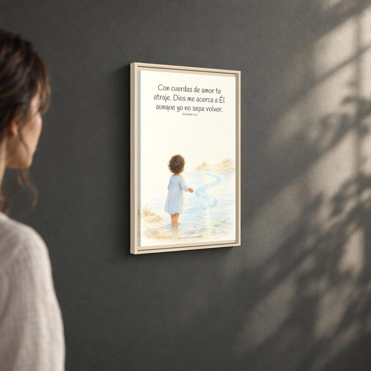 Con cuerdas de amor te atraje — Lienzo Cristiano Enmarcado | Jeremías 31:3 — 16×24 pulgadas, marco natural, vista angular ambiental del marco flotante, escala física calibrada