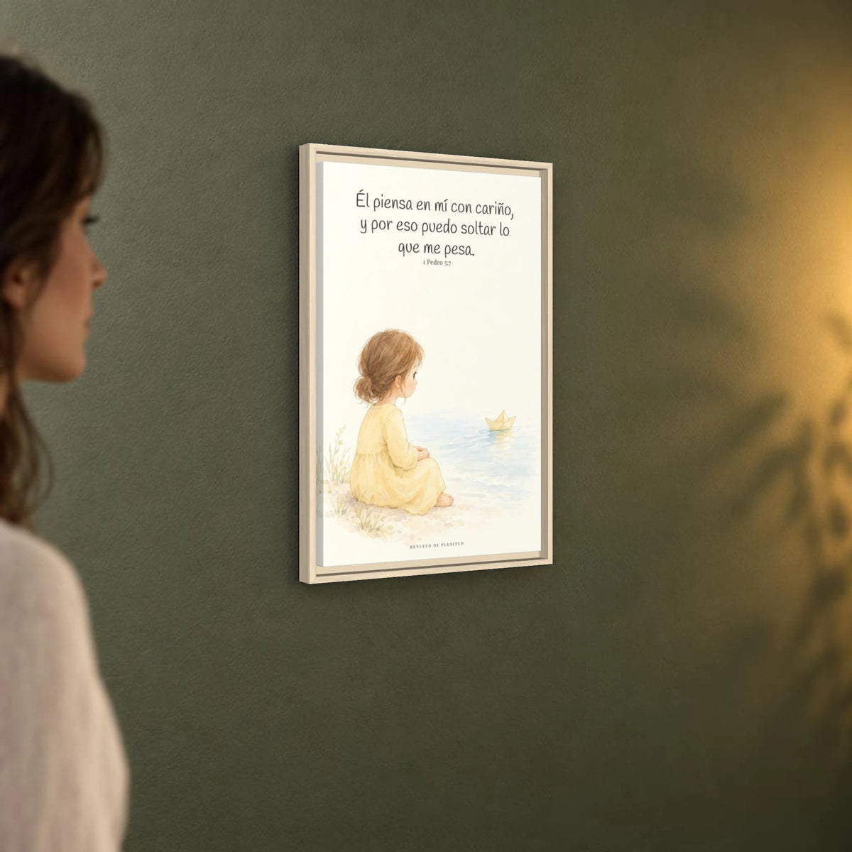Echa Toda Tu Ansiedad Sobre Dios — Lienzo Cristiano Enmarcado | 1 Pedro 5:7 — 16×24 pulgadas, marco natural, vista angular ambiental del marco flotante, escala física calibrada