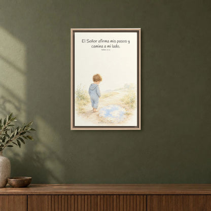 Dios camina a mi lado | Lienzo cristiano decorativo | Salmo 37:23 — 16×24 pulgadas, marco natural, vista frontal ambiental, escala física calibrada
