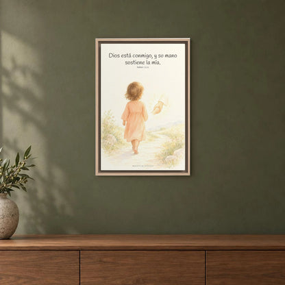 Nunca estoy solo | Cuadro bíblico para el hogar | Salmo 73:23 — 16×24 pulgadas, marco natural, vista frontal ambiental, escala física calibrada