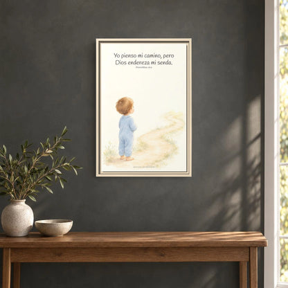 El corazón del hombre piensa, Dios endereza — Lienzo Cristiano Enmarcado | Proverbios 16:9 — 16×24 pulgadas, marco natural, vista frontal ambiental, escala física calibrada