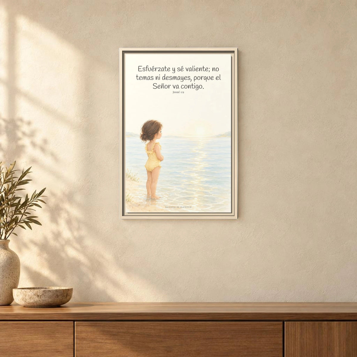 Esfuérzate y sé valiente — Lienzo Cristiano Enmarcado | Josué 1:9 — 16×24 pulgadas, marco natural, vista frontal ambiental, escala física calibrada