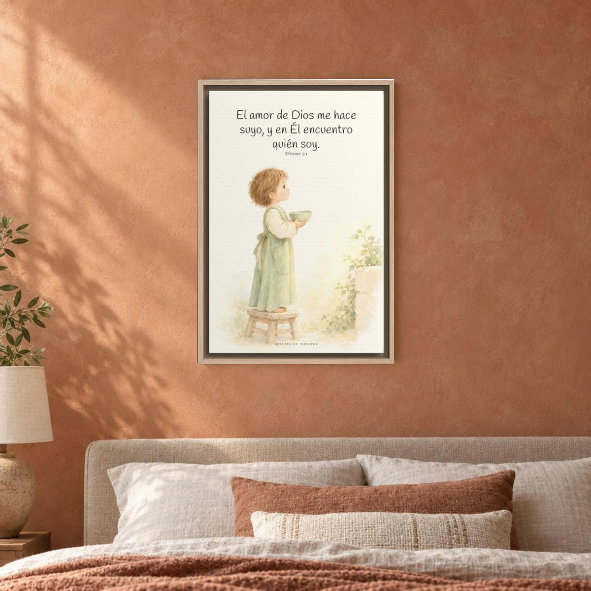 El amor de Dios me hace suyo | Cuadro de fe enmarcado | Efesios 5:1 — 16×24 pulgadas, marco natural, vista frontal ambiental, escala física calibrada