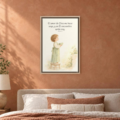 El amor de Dios me hace suyo | Cuadro de fe enmarcado | Efesios 5:1 — 16×24 pulgadas, marco natural, vista frontal ambiental, escala física calibrada