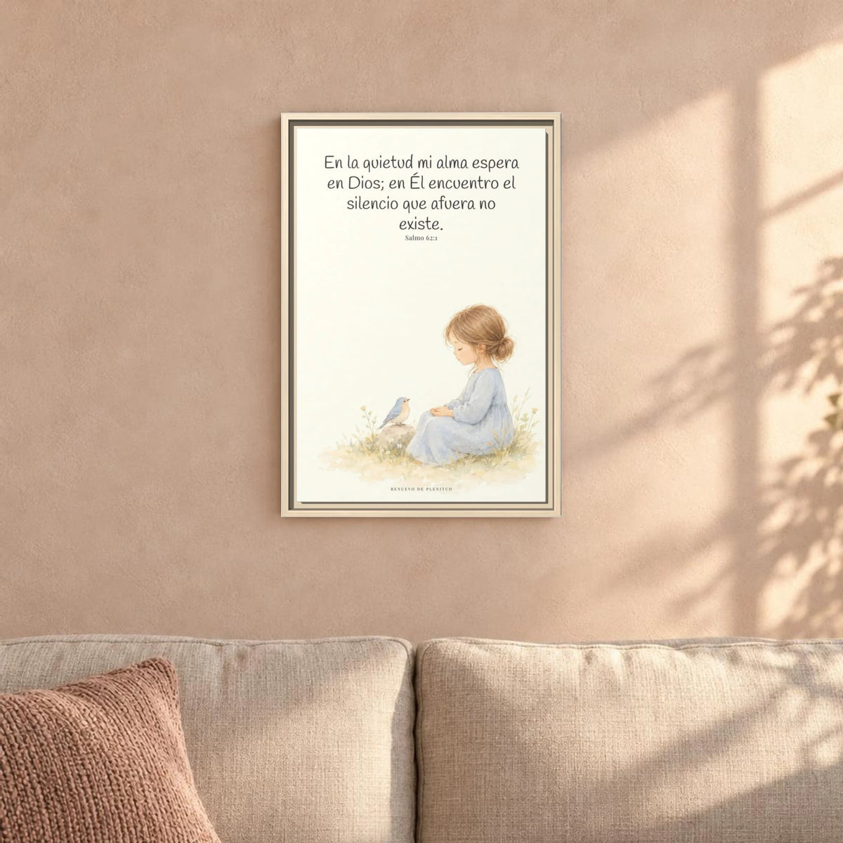 En la quietud, mi alma espera en Dios | Arte de fe en lienzo | Salmo 62:1 — 16×24 pulgadas, marco natural, vista frontal ambiental, escala física calibrada