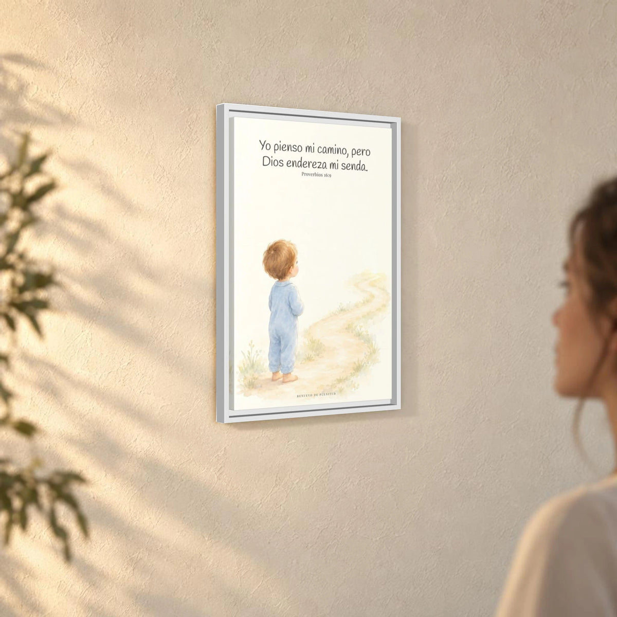 El corazón del hombre piensa, Dios endereza — Lienzo Cristiano Enmarcado | Proverbios 16:9 — 16×24 pulgadas, marco blanco, vista angular ambiental del marco flotante, escala física calibrada