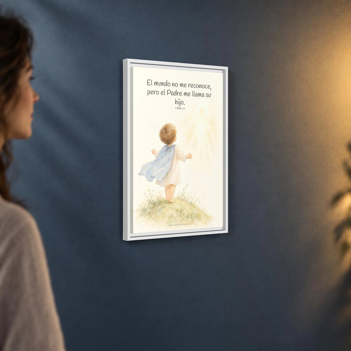 El Padre me conoce y aún así me llama suyo | Decoración de fe para pared | 1 Juan 3:1 — 16×24 pulgadas, marco blanco, vista angular ambiental del marco flotante, escala física calibrada
