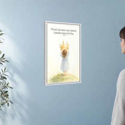 Soy hija amada de Dios — Lienzo Cristiano Enmarcado | 1 Juan 3:1 — 16×24 pulgadas, marco blanco, vista angular ambiental del marco flotante, escala física calibrada