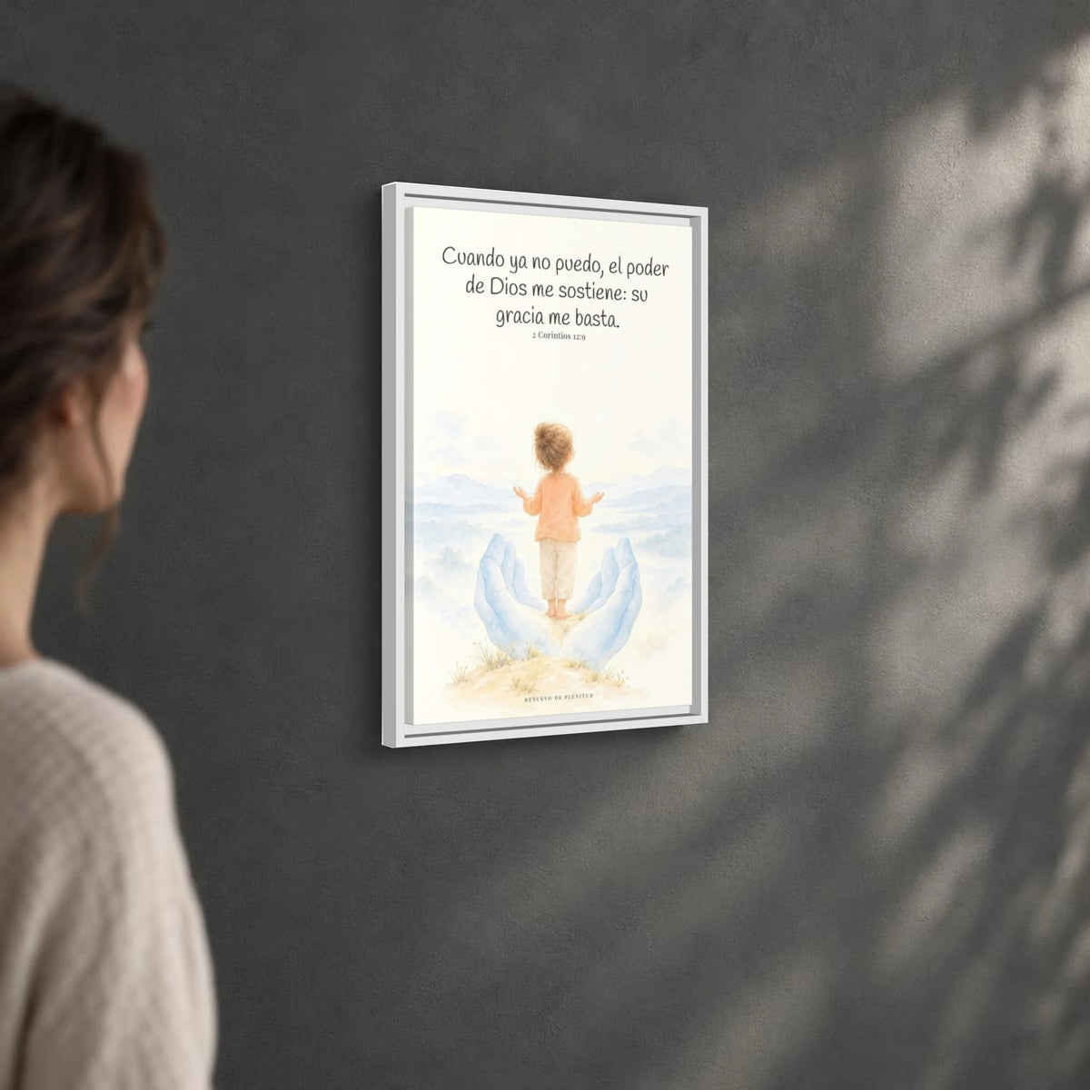 El poder de Dios se perfecciona en mi debilidad — Lienzo Cristiano Enmarcado | 2 Corintios 12:9 — 16×24 pulgadas, marco blanco, vista angular ambiental del marco flotante, escala física calibrada