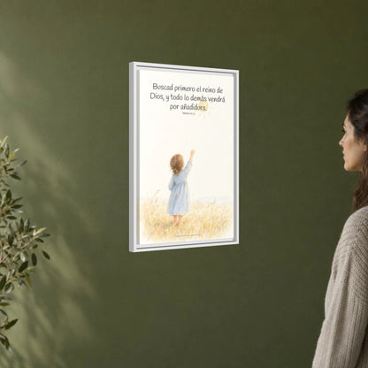 Buscad primero el reino de Dios — Lienzo Cristiano Enmarcado | Mateo 6:33 — 16×24 pulgadas, marco blanco, vista angular ambiental del marco flotante, escala física calibrada