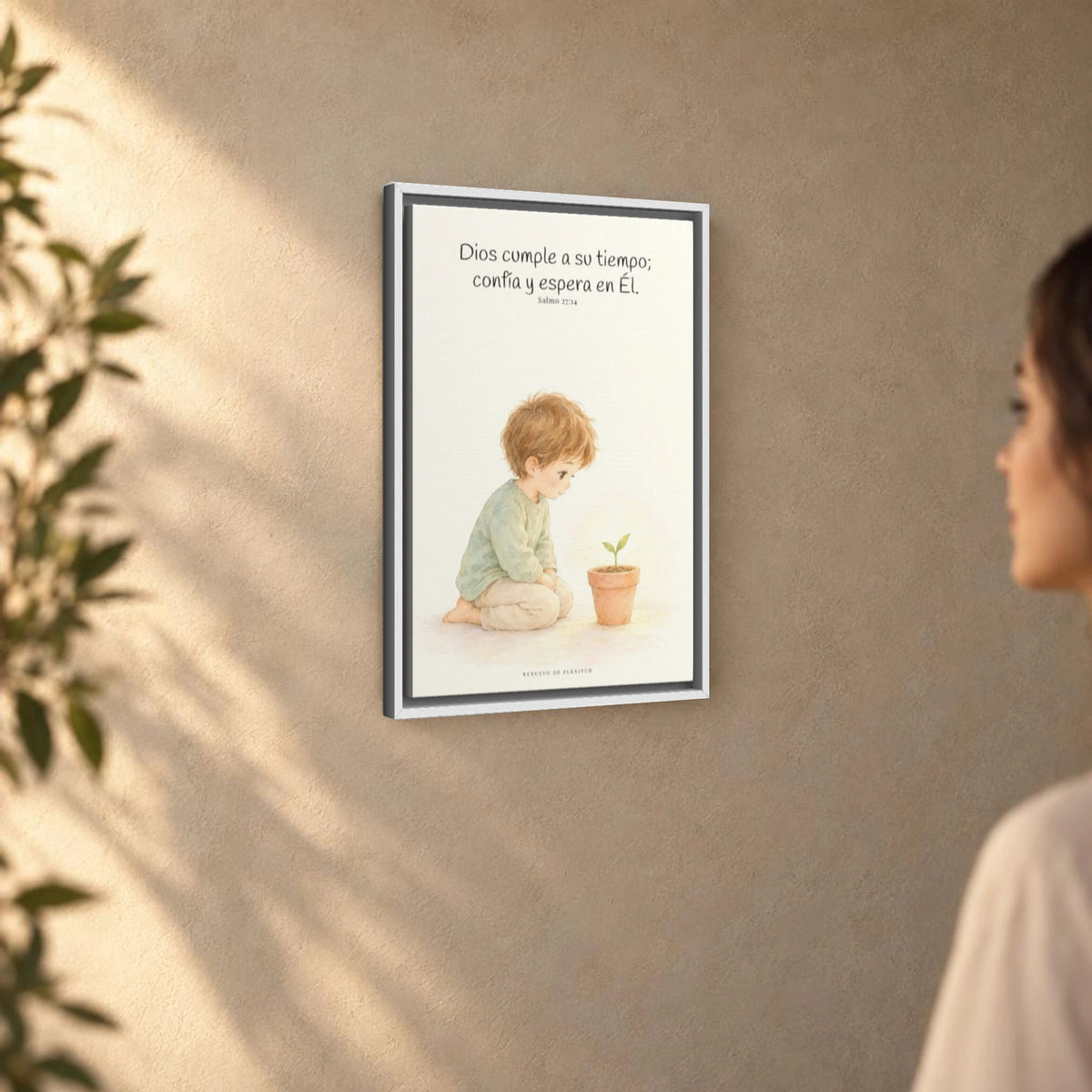 El Señor nunca llega tarde | Decoración cristiana enmarcada | Salmo 27:14 — 16×24 pulgadas, marco blanco, vista angular ambiental del marco flotante, escala física calibrada