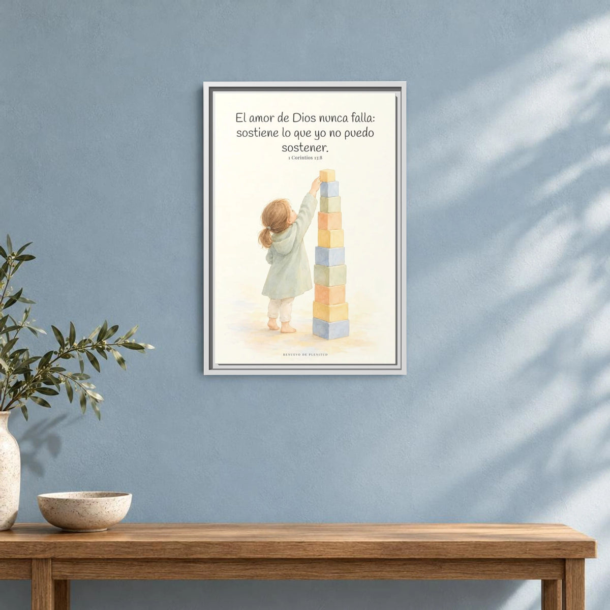 El amor de Dios nunca falla — Lienzo Cristiano Enmarcado | 1 Corintios 13:8 — 16×24 pulgadas, marco blanco, vista frontal ambiental, escala física calibrada