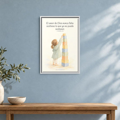 El amor de Dios nunca falla — Lienzo Cristiano Enmarcado | 1 Corintios 13:8 — 16×24 pulgadas, marco blanco, vista frontal ambiental, escala física calibrada