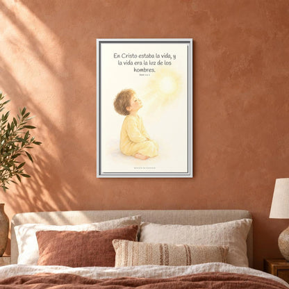 En Cristo está la vida que ilumina a todos | Cuadro de fe enmarcado | Juan 1:4-5 — 16×24 pulgadas, marco blanco, vista frontal ambiental, escala física calibrada