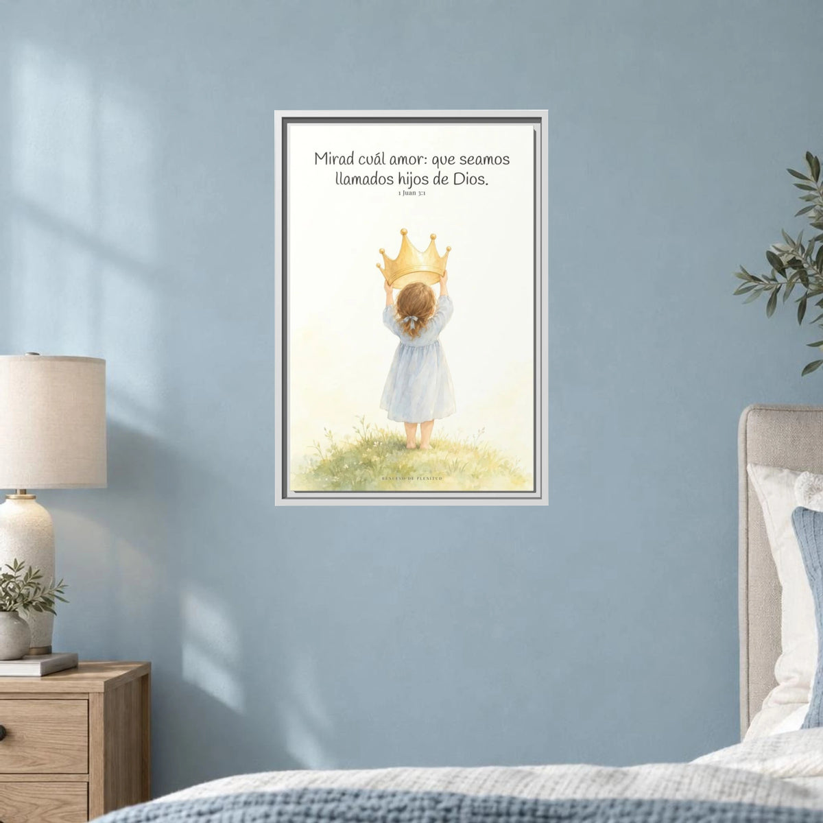 Soy hija amada de Dios — Lienzo Cristiano Enmarcado | 1 Juan 3:1 — 16×24 pulgadas, marco blanco, vista frontal ambiental, escala física calibrada