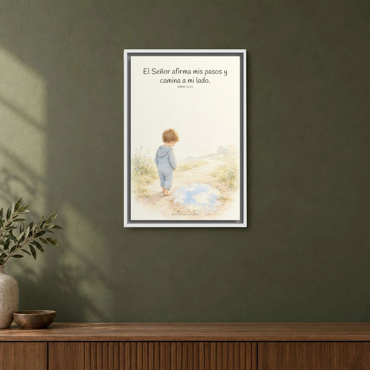 Dios camina a mi lado | Lienzo cristiano decorativo | Salmo 37:23 — 16×24 pulgadas, marco blanco, vista frontal ambiental, escala física calibrada