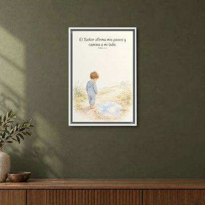 Dios camina a mi lado | Lienzo cristiano decorativo | Salmo 37:23 — 16×24 pulgadas, marco blanco, vista frontal ambiental, escala física calibrada