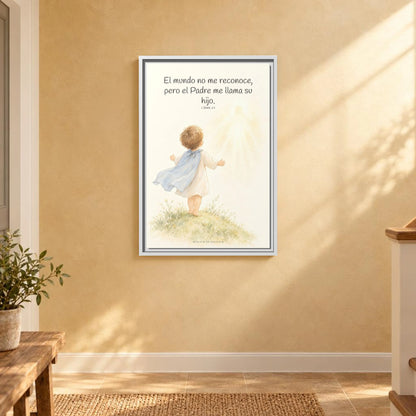 El Padre me conoce y aún así me llama suyo | Decoración de fe para pared | 1 Juan 3:1 — 16×24 pulgadas, marco blanco, vista frontal ambiental, escala física calibrada
