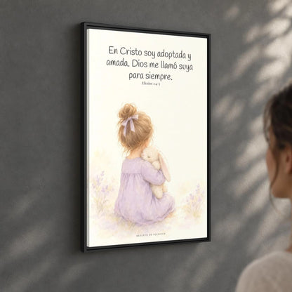 Soy hija amada de Dios en Cristo — Lienzo Cristiano Enmarcado | Efesios 1:4-5 — 24×36 pulgadas, marco negro, vista angular ambiental del marco flotante, escala física calibrada