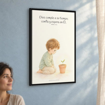 El Señor nunca llega tarde | Decoración cristiana enmarcada | Salmo 27:14 — 24×36 pulgadas, marco negro, vista angular ambiental del marco flotante, escala física calibrada