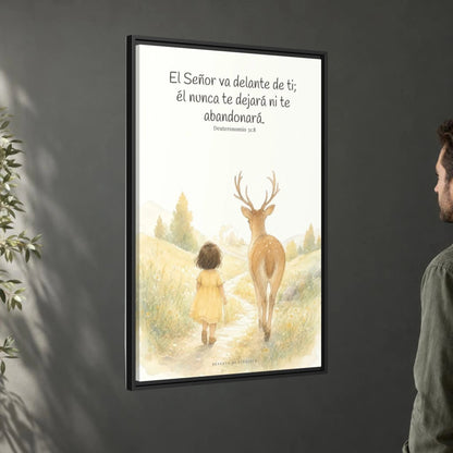 Jehová va delante de ti — Lienzo Cristiano Enmarcado | Deuteronomio 31:8 — 24×36 pulgadas, marco negro, vista angular ambiental del marco flotante, escala física calibrada