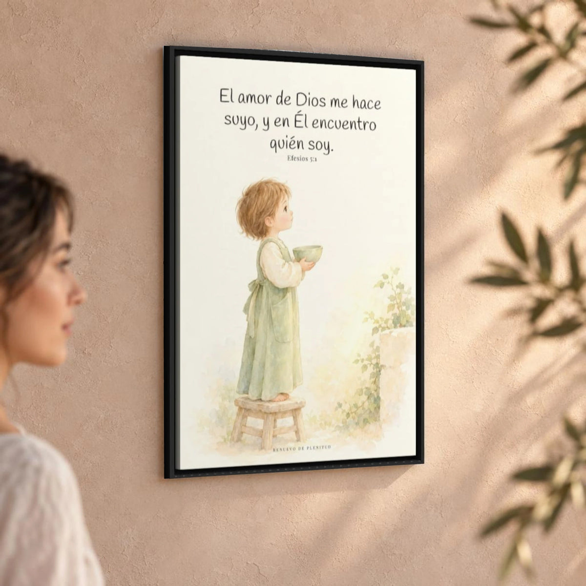 El amor de Dios me hace suyo | Cuadro de fe enmarcado | Efesios 5:1 — 24×36 pulgadas, marco negro, vista angular ambiental del marco flotante, escala física calibrada