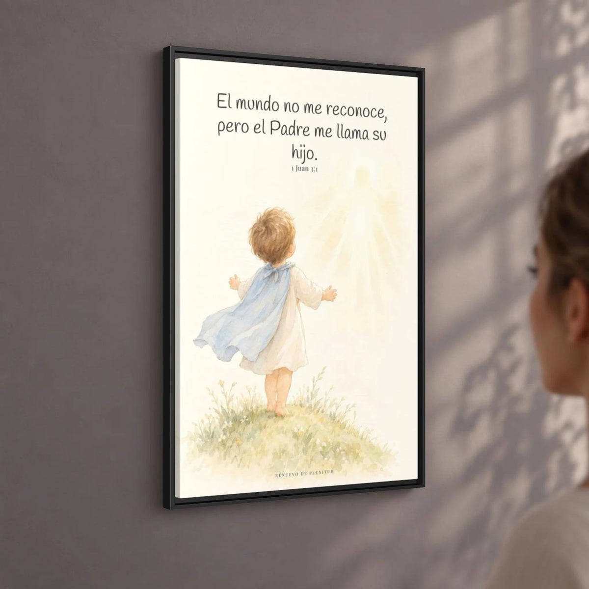 El Padre me conoce y aún así me llama suyo | Decoración de fe para pared | 1 Juan 3:1 — 24×36 pulgadas, marco negro, vista angular ambiental del marco flotante, escala física calibrada