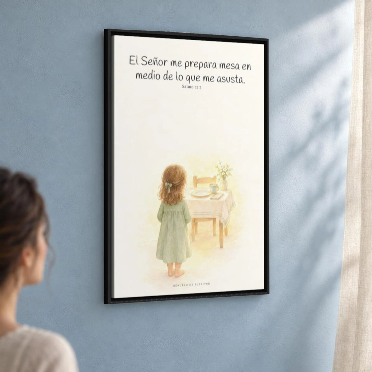 En mesa servida delante de mis angustias | Lienzo bíblico para el hogar | Salmo 23:5 — 24×36 pulgadas, marco negro, vista angular ambiental del marco flotante, escala física calibrada
