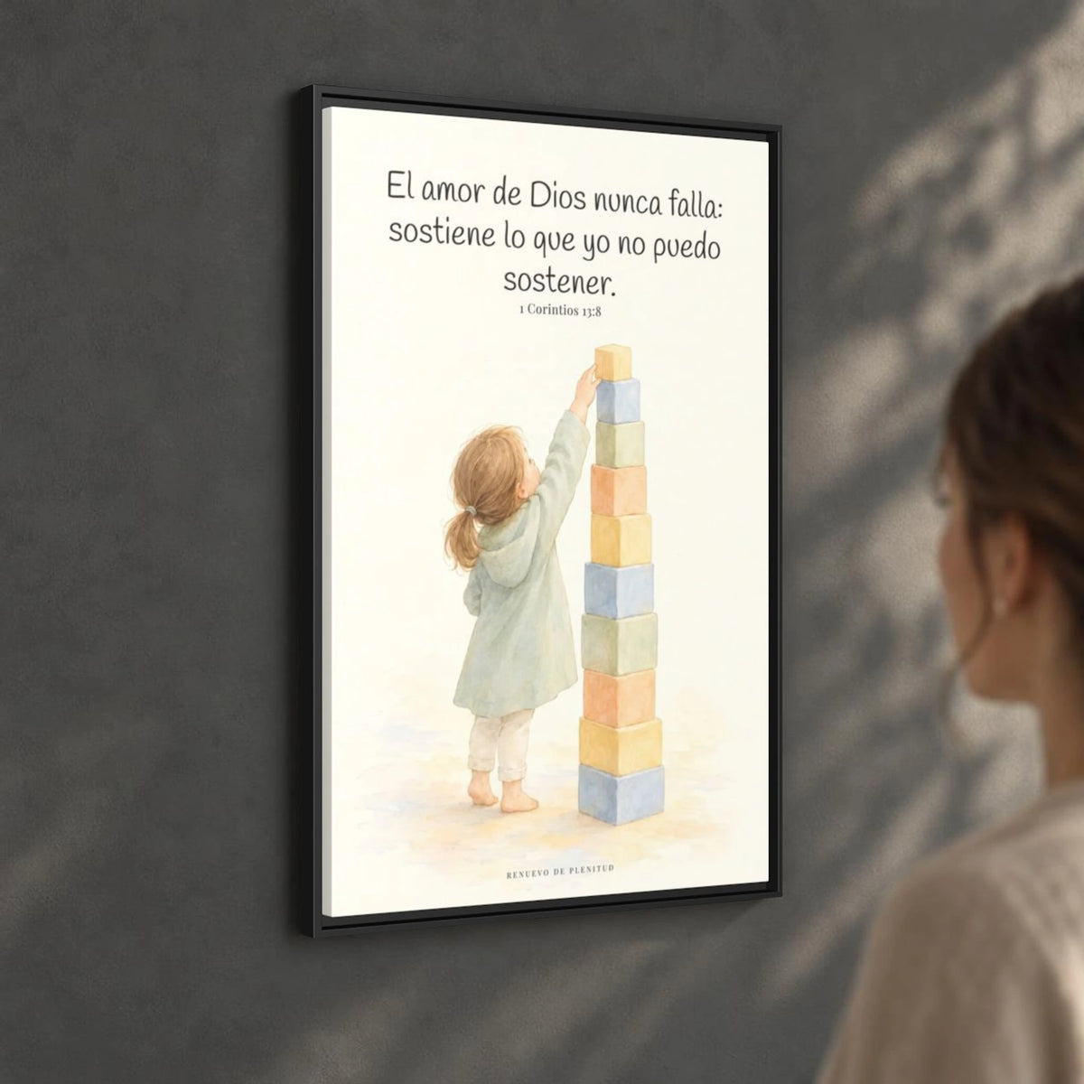 El amor de Dios nunca falla — Lienzo Cristiano Enmarcado | 1 Corintios 13:8 — 24×36 pulgadas, marco negro, vista angular ambiental del marco flotante, escala física calibrada