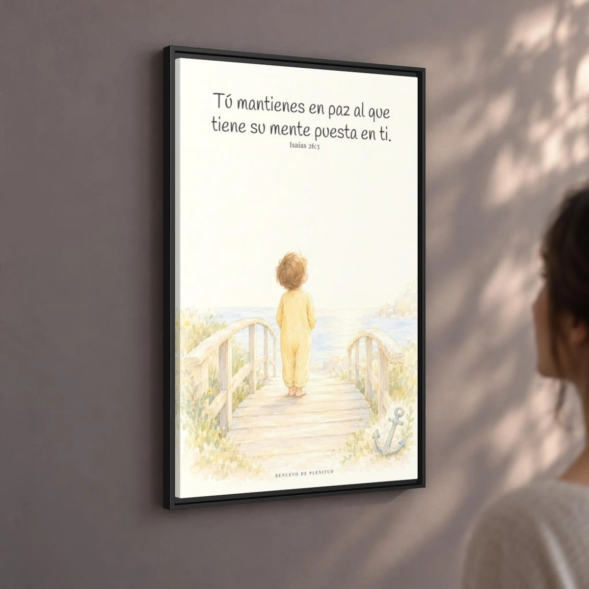 El Señor me sostiene en pensamiento firme — Lienzo Cristiano Enmarcado | Isaías 26:3 — 24×36 pulgadas, marco negro, vista angular ambiental del marco flotante, escala física calibrada