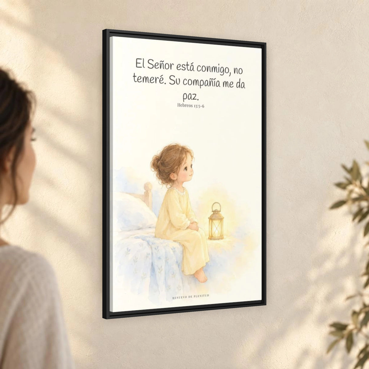 El Señor está conmigo, no temeré — Lienzo Cristiano Enmarcado | Hebreos 13:5-6 — 24×36 pulgadas, marco negro, vista angular ambiental del marco flotante, escala física calibrada