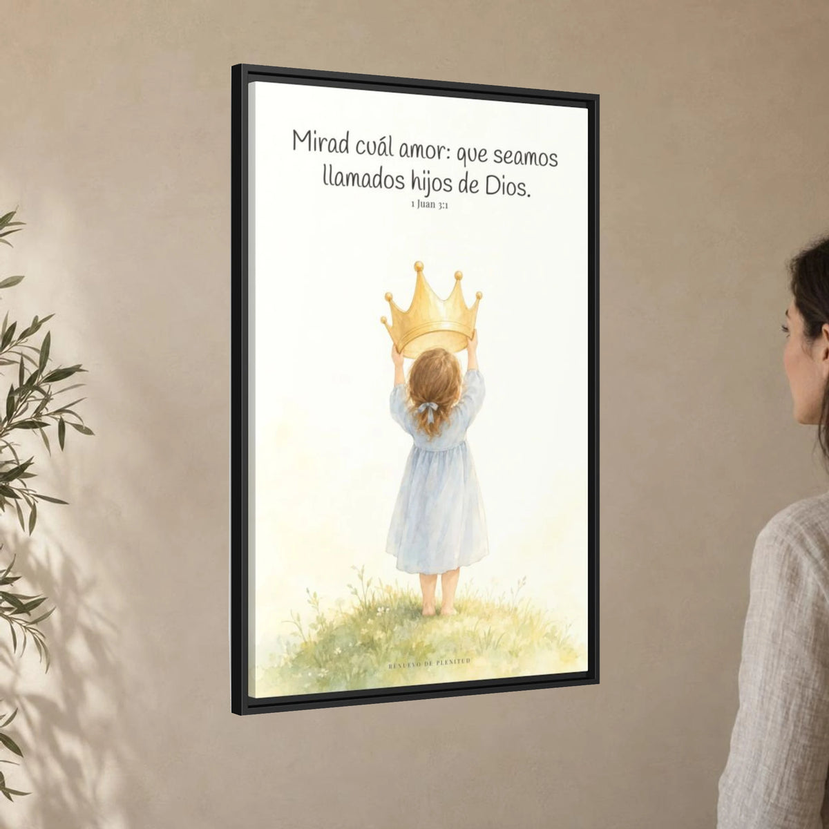 Soy hija amada de Dios — Lienzo Cristiano Enmarcado | 1 Juan 3:1 — 24×36 pulgadas, marco negro, vista angular ambiental del marco flotante, escala física calibrada